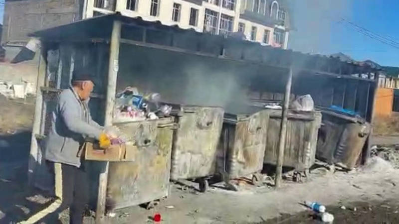 На Ахунбаева вновь подожгли мусорные баки, горожанин просит их убрать. Видео