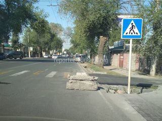 На ул.Горького оставили бетонные плиты на проезжей части