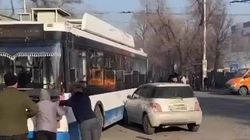 «Тойота» врезалась в троллейбус на Льва Толстого. Фото и видео