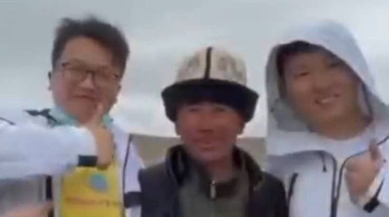Кыргыз помог туристам вытащить машину из грязи в Синьцзяне. Видео распространило китайское ТВ