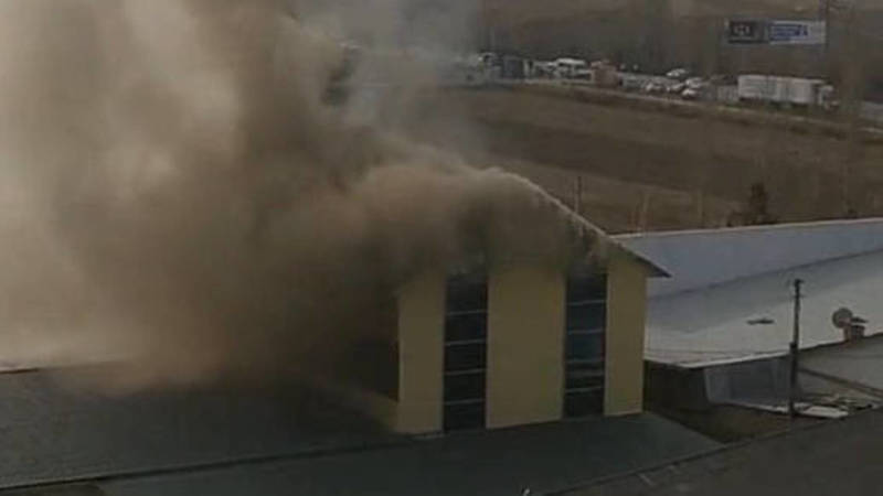 Видео пожара в бассейне «Олигарх» в Оше. Видео