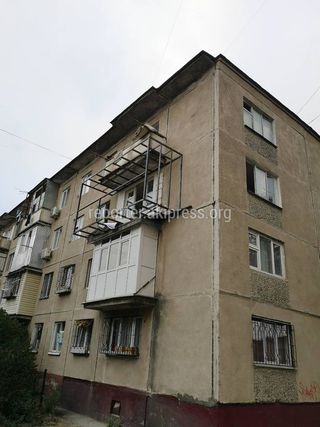 Законно ли строят балконную конструкцию к дому №19 в 11 мкр?