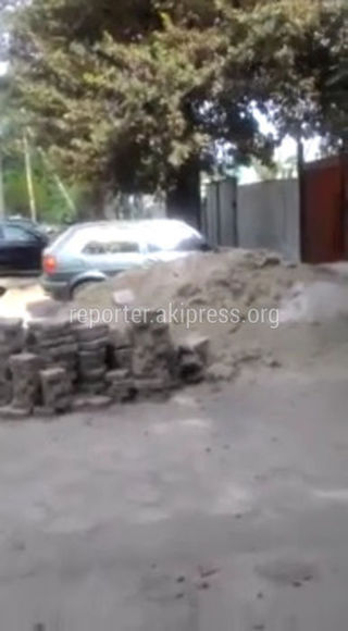 На пересечении улиц Куренкеева и Усенбаева отсутствует тротуар (видео)