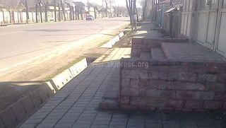 Госэкотехинспекция не смогла выяснить, законно ли устроили ступеньки на тротуаре улицы Гагарина