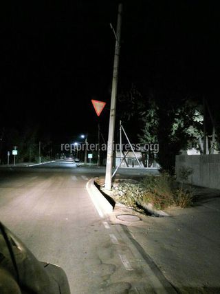 На Баялинова-Орозбекова дорожный знак «Уступи дорогу» не отражает свет