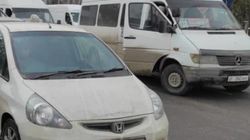«Фит» и «Ипсум» припаркованы на остановке на «Мадине». Фото