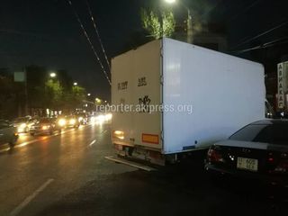 Грузовой «Мерседес» загородил одну полосу, припарковавшись на проезжей части (фото)