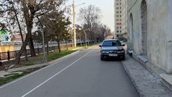 На тротуаре по Айтматова продолжают парковаться. Фото