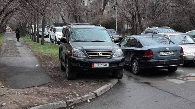 Lexus GX 470 со штрафами 7000 сомов припаркован на месте для газона. Фото