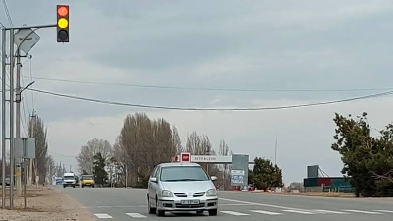 В Бактуу-Долоноту водители игнорируют светофор. Видео