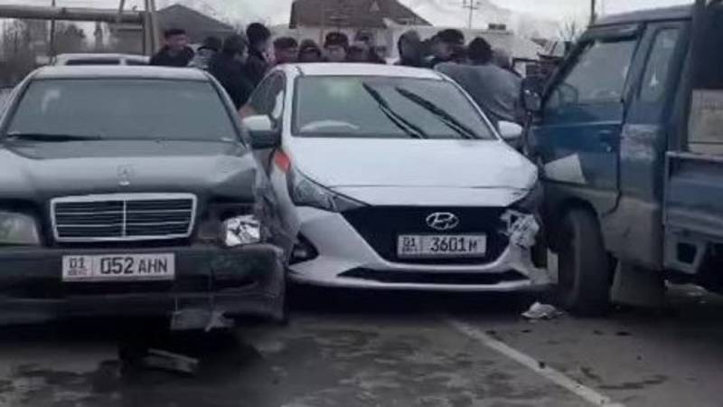 На Ахунбаева столкнулись «Хендай», «Мерседес» и «Портер». Видео с места аварии