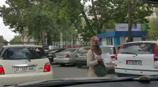 Бишкекчанин просит убрать попрошаек с проезжей части дорог (видео)