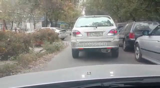 На отрезке улицы Боконбаева под знаком о запрете стоянки паркуются машины, становясь причиной возникновения пробок