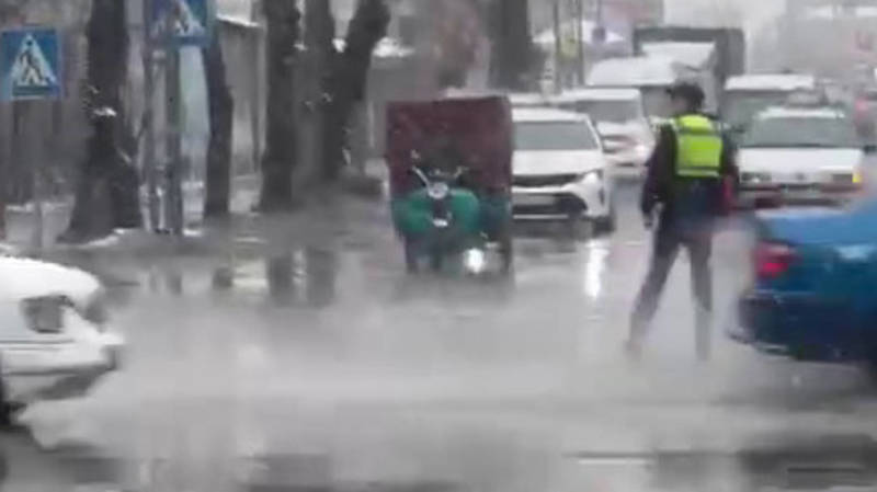 Патрульный ловко увернулся от брызг, регулируя движение. Видео