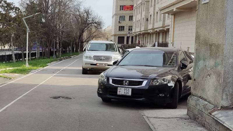 Когда УПСМ даст предписание на установку железных стоек на тротуаре по Айтматова? - горожанин