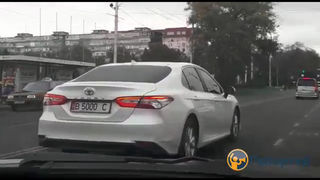 Видео — Тонированная «Тойота» замечена в центре Бишкека