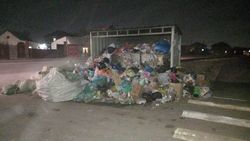 На Шералиева мусор вываливается из баков. Фото горожанин