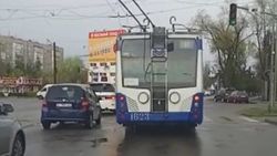 Четыре троллейбуса №11 поворачивают со второго ряда в выходной день без пробок. Видео