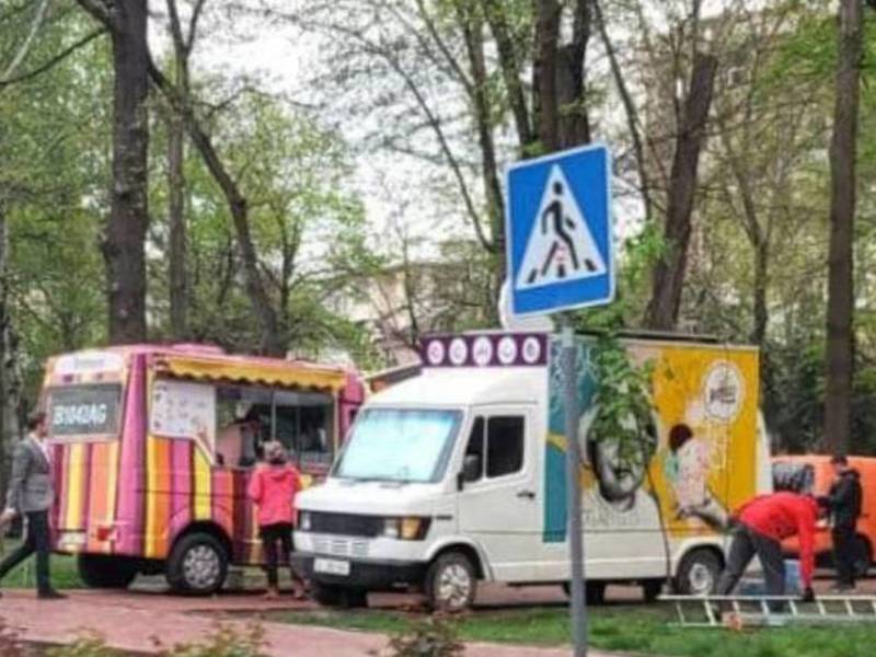 Горожанин жалуется на фургоны с мороженым и фастфудом на бульваре Эркиндик