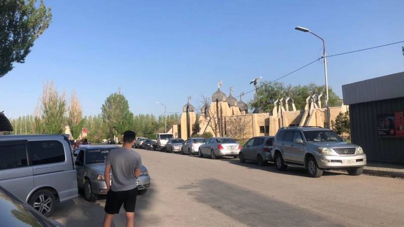 На месте бывшей гостиницы «Иссык-Куль» скопление машин и милиционеров. Что там происходит?
