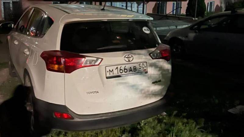 «Тойота» с российскими номерами припаркована на газоне. Фото