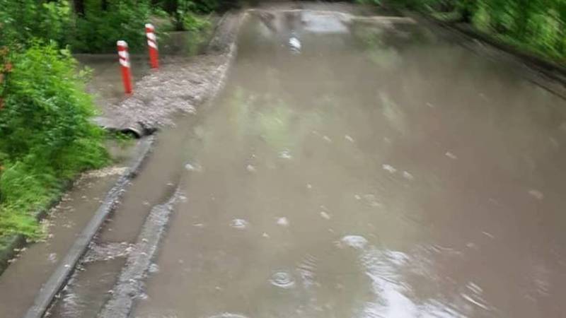 Во время дождей вода топит вход к подъезду дома на Чокморова. Видео