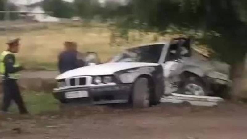 На трассе Бишкек—Токмок столкнулись BMW и «Крузак». Видео с места аварии