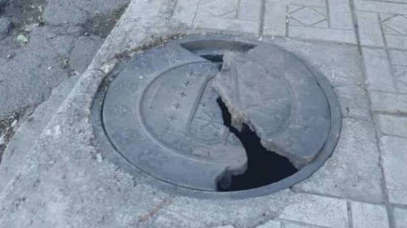 На ул.Бейшеналиевой сломана крышка люка. Фото