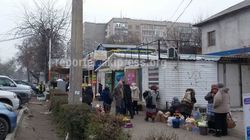 Стихийные торговцы вернулись на свои места возле рынка Ак-Эмир после рейда мэрии. Фото
