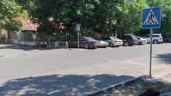 На Уметалиева возле школы номер №68 нет «зебры». Фото