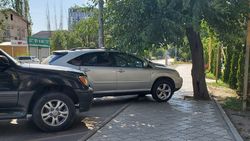Lexus RX 300 припарковался, заехав на тротуар. Фото Асхата