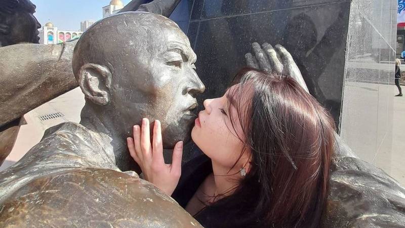 Горожанка посчитала, что бишкекчанка осквернила памятник Героям апрельской революции, сфотографировавшись с ним. Фото
