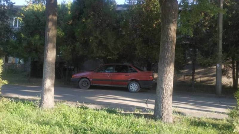 На Алматинке машина припаркована на тротуаре. Фото
