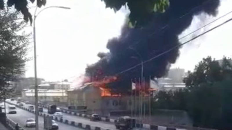Как горело старое здание автовокзала в Оше. Видео