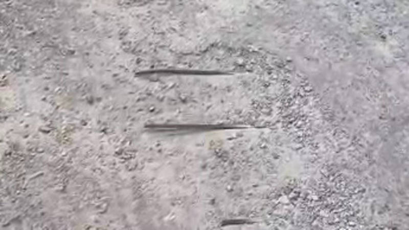На трассе Нарын-Торугарт из асфальта торчит арматура. Видео