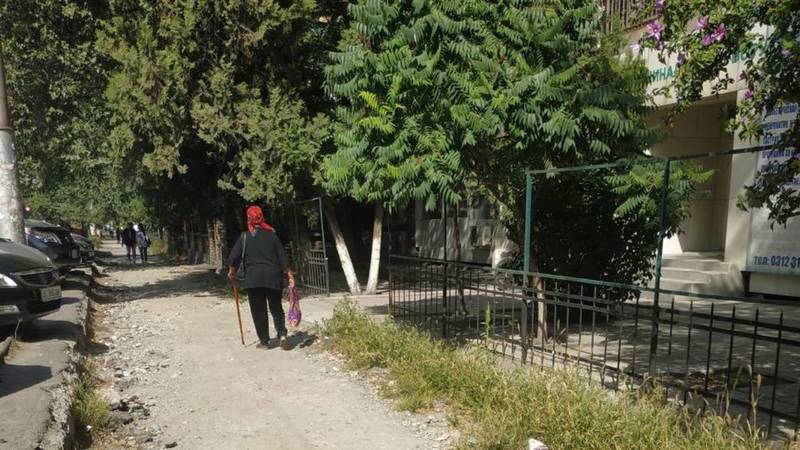 Горожанин жалуется на состояние тротуара на Киевской. Фото