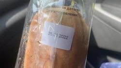 Почему на сендвичах «Баатыр» дату изготовления указывают на приклеенной бумаге? Видео