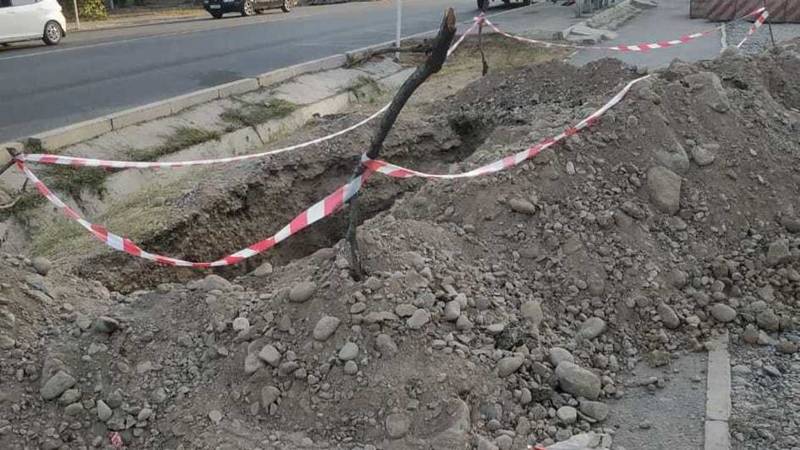 Зачем раскопали тротуар и новую дорогу на ул.Фрунзе? Фото горожанина