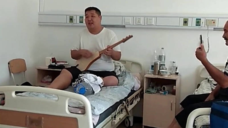 В одной из больниц пациент устроил концерт в честь Дня комуза. Видео