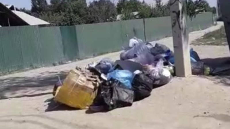Жительница жилмассива Дордой жалуется на мусор. Видео