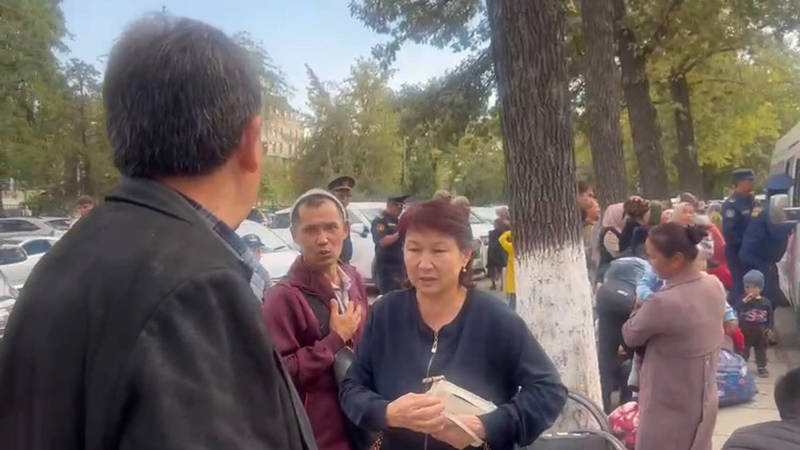 Семейная пара раздала деньги возвращающимся домой жителям Баткенской области. Видео