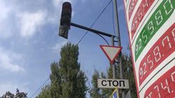 Правильно ли установлен знак «Стоп» на опоре светофора? Фото горожанина