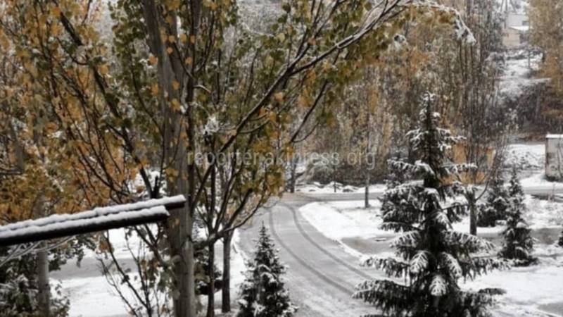В Иссык-Ате выпал снег. Фото