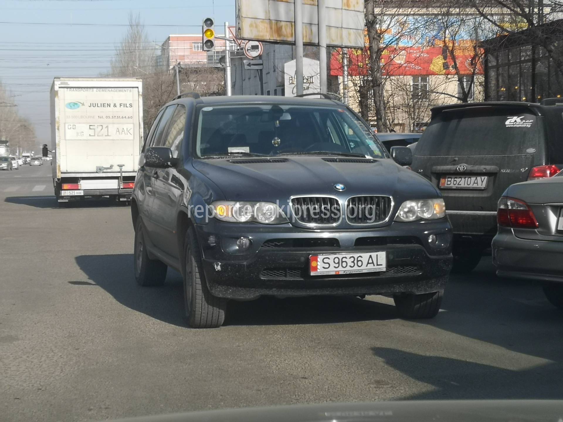 В Бишкеке на Чуй-Шопокова водитель «БМВ» оставил машину на проезжей части,  - читатель (видео)