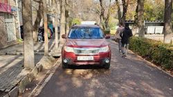 «Форестер» припаркован на тротуаре по Айтматова. Фото