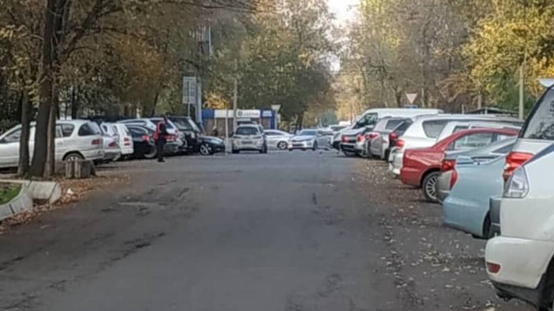 Законно ли взимаются деньги за парковку по улице Усенбаева? - горожанин