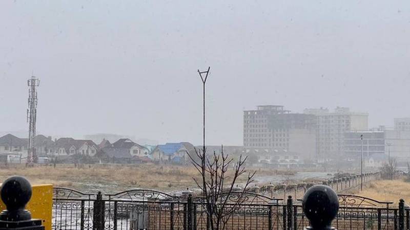В Бишкеке идет снег. Видео