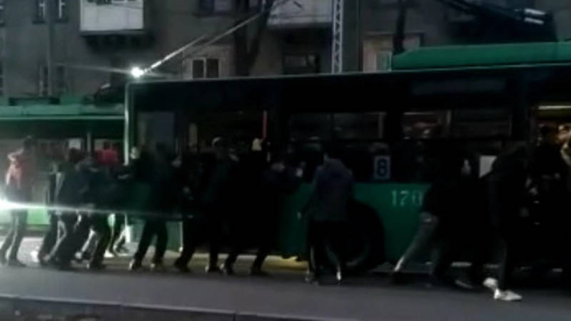 Пассажиры дружно толкают троллейбус. Видео