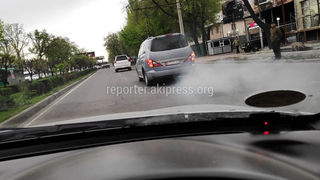 В Бишкеке сильно дымит машина B7600AA