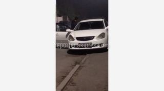Водитель припарковал свою «Тойоту» на тротуаре вдоль ул.Сары-Челекская. Видео